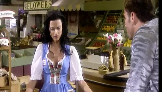 Tatlı hatun bir adam için mükemmel bir pozisyon alır