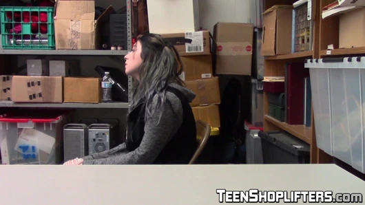 horoz yiyen shoplifter amilia oniks seviyor onu ceza