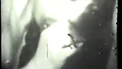 Sapıkça esmer deepthroats bir kalın beyaz horoz içinde klasik porno