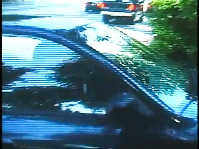 Ateşli zenci tatlı kız açık havada sert sikilmeden önce büyük bir yarak emiyor