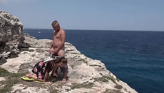 Dövmeli esmer hatun yaz seksinin tadını çıkarıyor