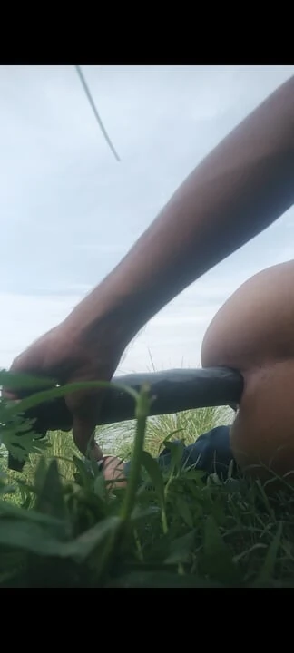 Twink büyük yarakla eğleniyor
