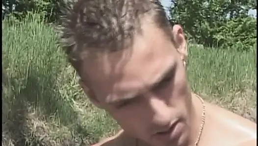 Adamın sarışın tombul Maure'i sikerken adamın götünü siktiği biseksüel zincir