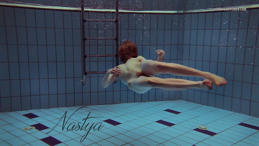Nastya denilen bir elbise içinde minik göt