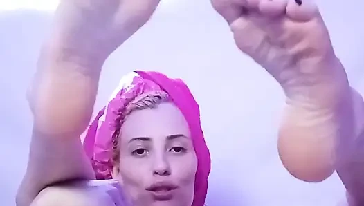 Sıska kız vücuduna yağ uyguluyor