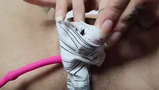 Çıplak kadın onu kedi üzerinde vibratör kullanır