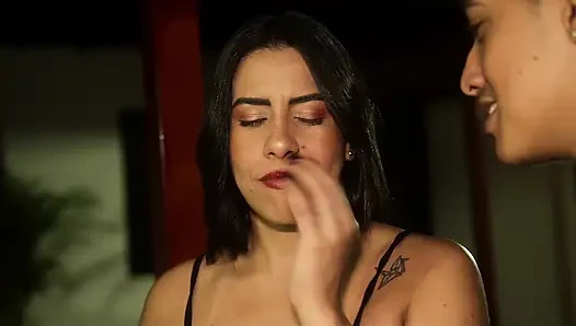 Orta yaşlı seksi komşumu tanıştırayım: Götünü yüzümde sallayarak beni apartmanda karşılıyor