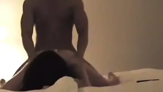 Sheila Viscok Benicio'ya biniyor ve sonra kendini sikiyor