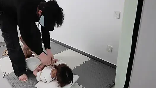 Kız arkadaşım bağlı ve iple bağlı, titreşimli bir orgazm yaşadı ve yalınayaktı.