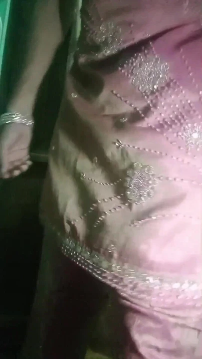 Hintli eşcinsel travesti altta pembe şalvar kurta'da tıpkı bir ev hanımı gibi ağır jwellery ile gerçek ev yapımı seks | Klip 1