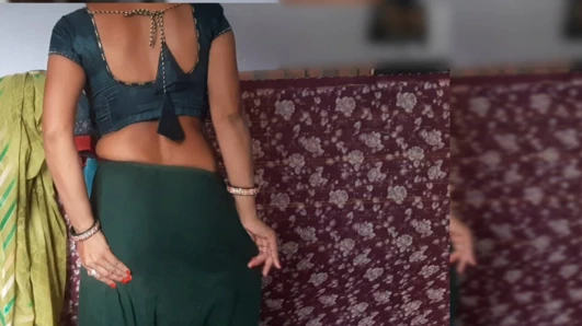 Hintli desi baldızı kıyafetlerini çıkarıyor ve kayınbiraderini gösteren amını parmaklıyor