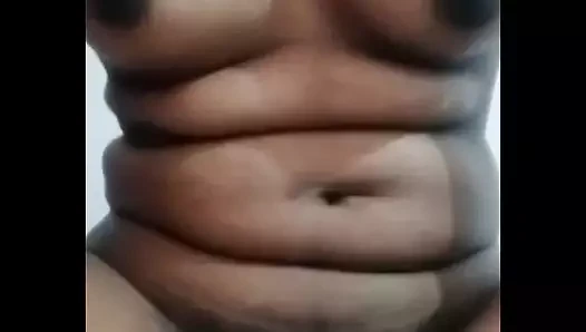 Seksi sachini genç kızın göğüsleriyle oynuyor