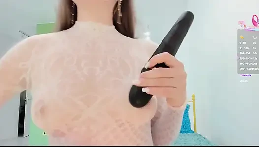 Yatakta yatarken amcığıma masaj yapıyor