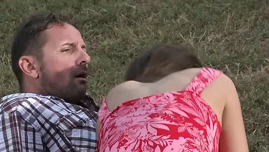 Büyük memeli genç kız açık havada götten sikiliyor