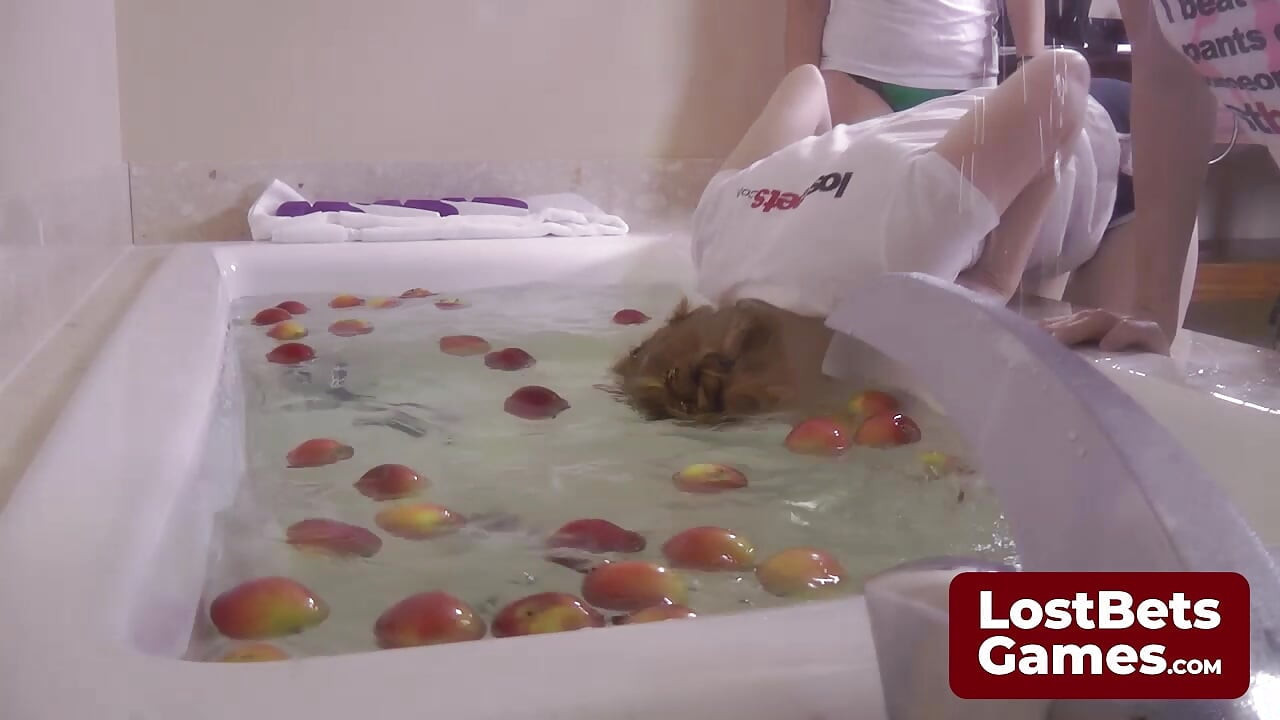 Dört lezbiyen elma kapma oyunu oynarken soyunuyor