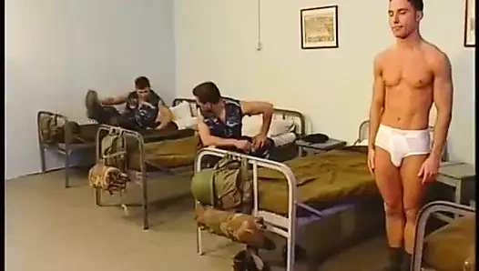 Askeri sürtükler dinlenmek yerine grup seks yapıyor