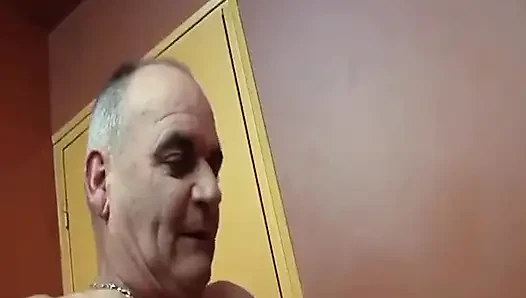 Fransız genç kız yaşlı sevgilisini boğazlıyor ve biniyor