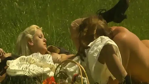 Sarışın orta yaşlı seksi kadınlar bir adam sahnesine aç 04 çayırda çok iyi sikişiyor