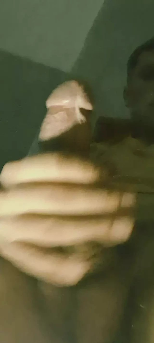 Üvey kız kardeşini düşünüyor