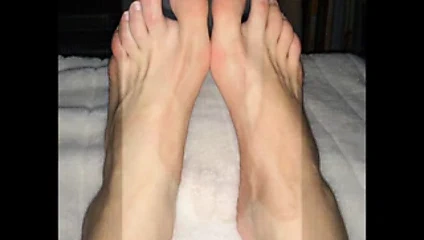 Ralia (40 beden) seksi ayaklarını hareket ettiriyor