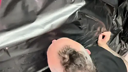 İnsan tuvaleti fışkırtıyor.