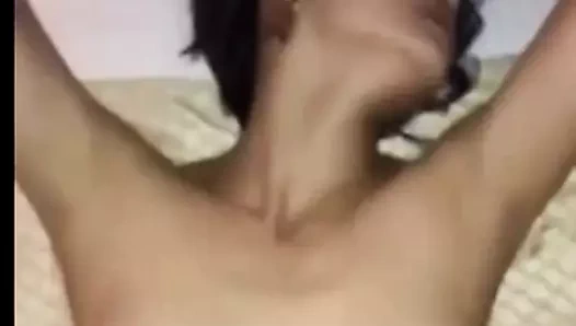 Bir flört kızı otele çağırdı ve onunla oynadı