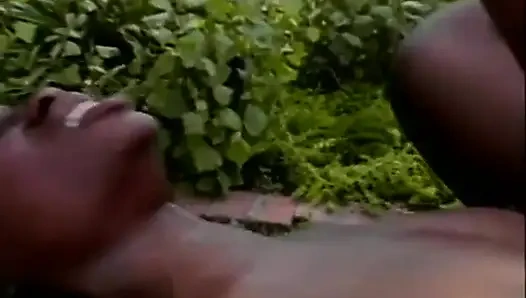 Sert siyah amcık bahçede yalıyor... ağzına boşalma