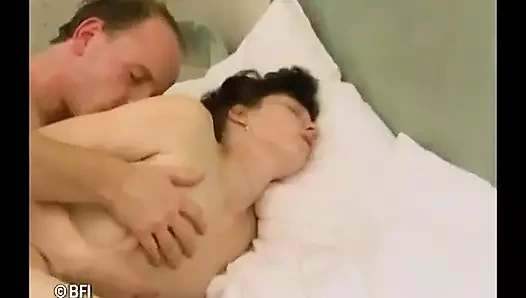 Üvey erkek kardeşimin karısını sikiyorum