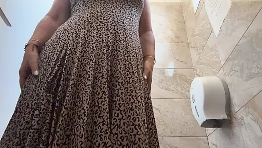 Azgın olgun orta yaşlı seksi kadın çok tahrik oluyor ve ofisteki umumi tuvalette amını ovuyor.