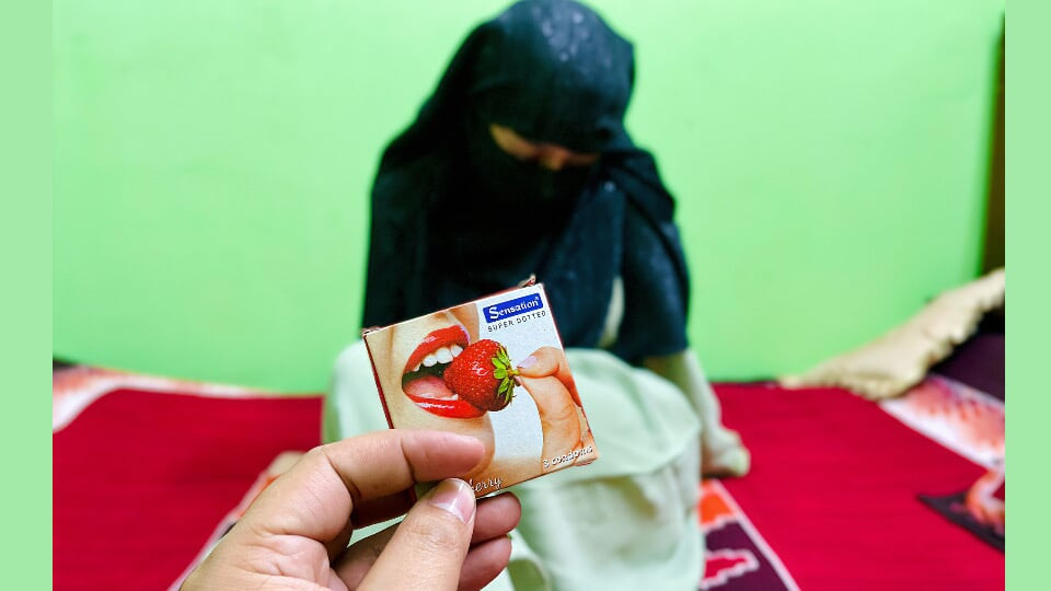 Seksi Hintli evli kadın ev müdürüyle sikişiyor