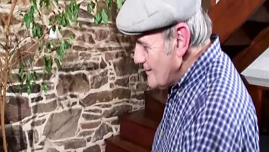 Seksi Fransız genç kız dedesi izlerken deliklerini siktiriyor