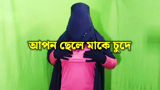 У моей возбужденной сводной сестры, жестко трахающей киску, есть сводный брат