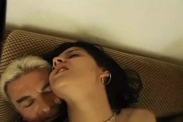 Seksi Fransız bebek enjyos dp yüze boşalmadan önce üçlü seks