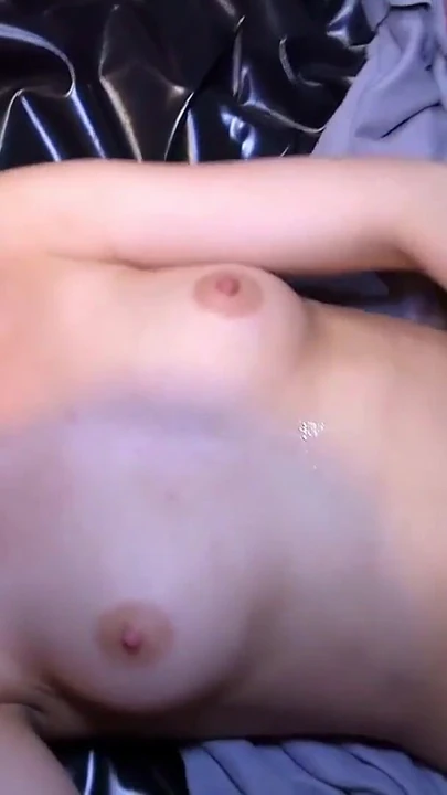 Захватывающий момент из "Немецкая рыжая Nicole на гэнгбэнг-вечеринке с кримпаем со старыми мужиками"