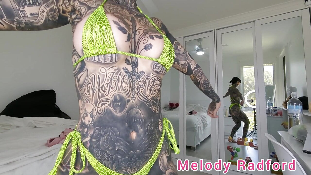 Sarı yılan derisi mikro bikini, melodi radford üzerinde deneme – sadece hayranlar