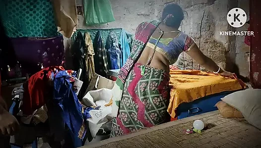 Yaşlı üvey kız kardeş çırılçıplak soyunuyor ve arkadan domalarak sikiliyor