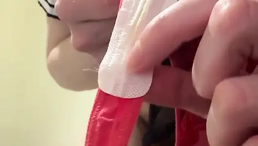 Rus kız kirli külotlar ve kullanılmış külot astarları gösteriyor