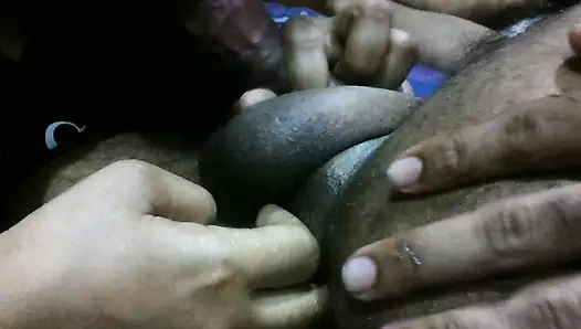 Hintli çiftin doğum gününde yeni eğlence