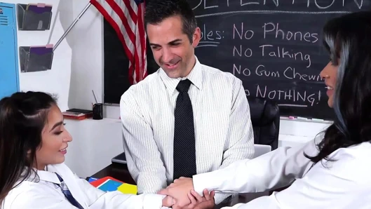 Sapık öğretmen masum bakire kız öğrencileri sınıfta onunla üçlü seks yapmak için kandırıyor