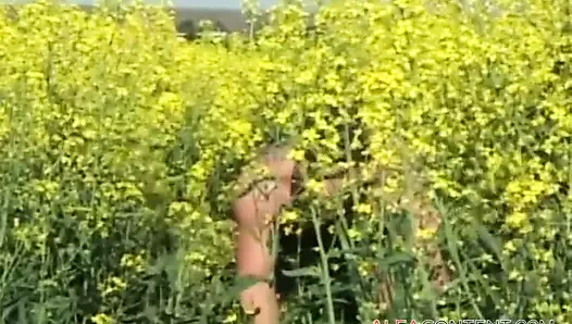 Lezbiyenler sarı çiçek tarlasında sevişiyor