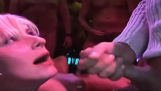 Зрелая блондинка, текущая мокрая в интенсивной групповой оргии с трахом пальцами