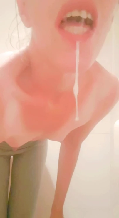 Soraya пьет молоко