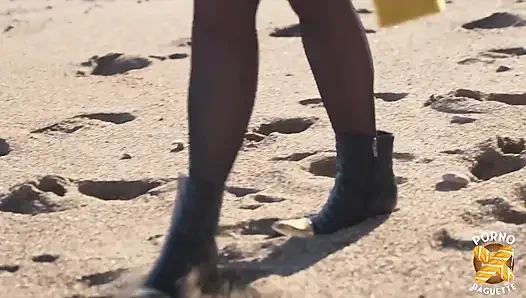 Betty, seksi orta yaşlı seksi kadın, yaraklarla oynamayı seviyor