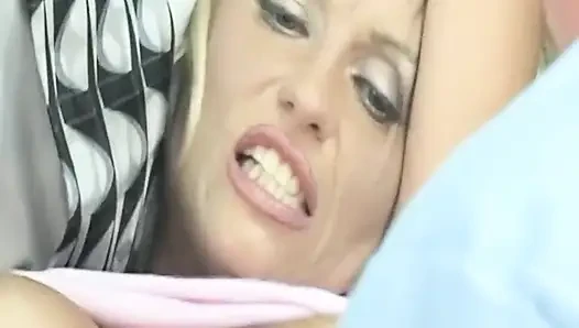 Sarışın orta yaşlı seksi kadın tıbbi muayene sırasında büyük oyuncakları sikiyor