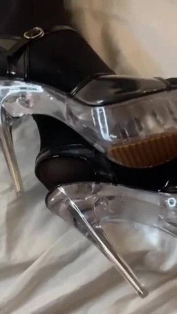 Захватывающий момент из "спермы прозрачных сандалий на высоких каблуках"