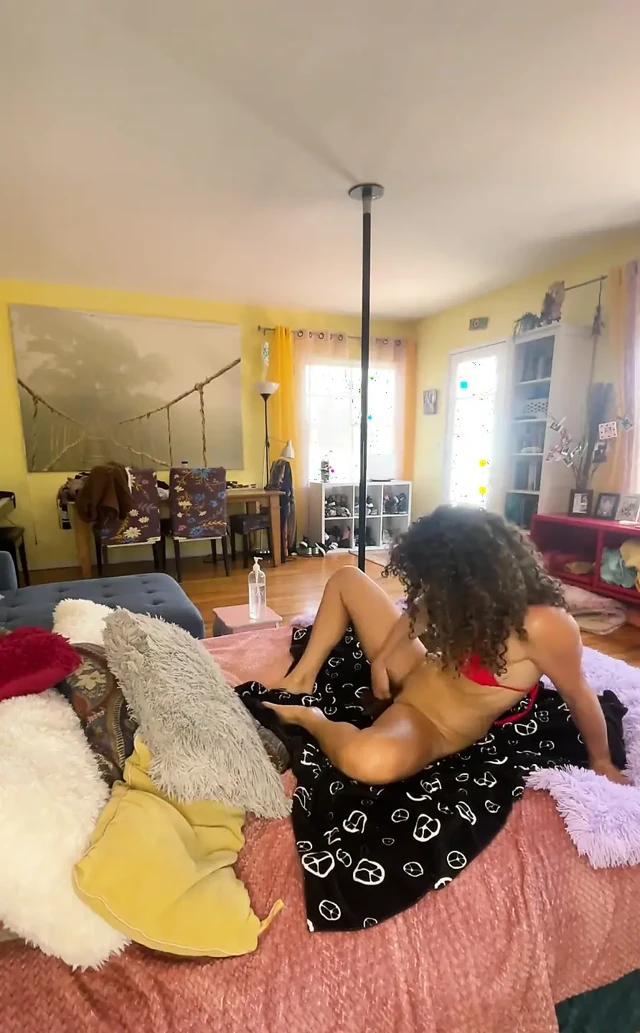 Üstünde bir ton yeni eğlenceli pozisyon denedikten sonra bu asılı delikanlıyı içime boşaltıyorum.