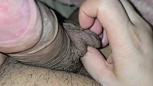 Üvey anne üvey oğlunun büyük yarağını ereksiyon halinde sikini kaptığını ve daha büyük hale getirdiğini gördü