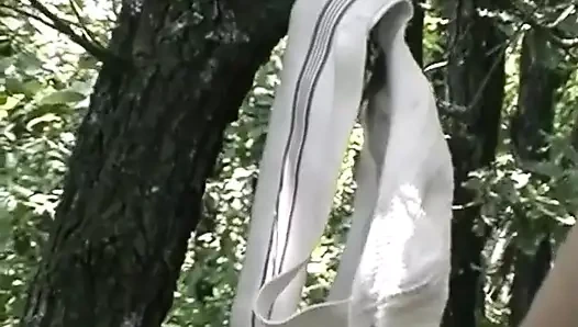 Smutty adam ormanda yarağını sıvazlıyor