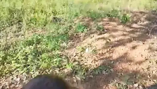 Sürtük evli kadın kocasının bir arkadaşını emmek için yürüyüşün ortasında gizlice boşalıyor ve yeni bir milyon deneme dürtüsüne karşı koyamıyor