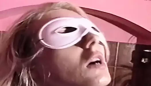 Sarışın adam tarafından sikilmeyi seviyor